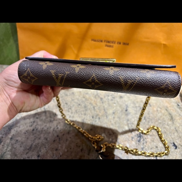 LOUIS VUITTON PALM TWIST MONOGRAM WALLET ON CHAIN - Picture 6 of 16